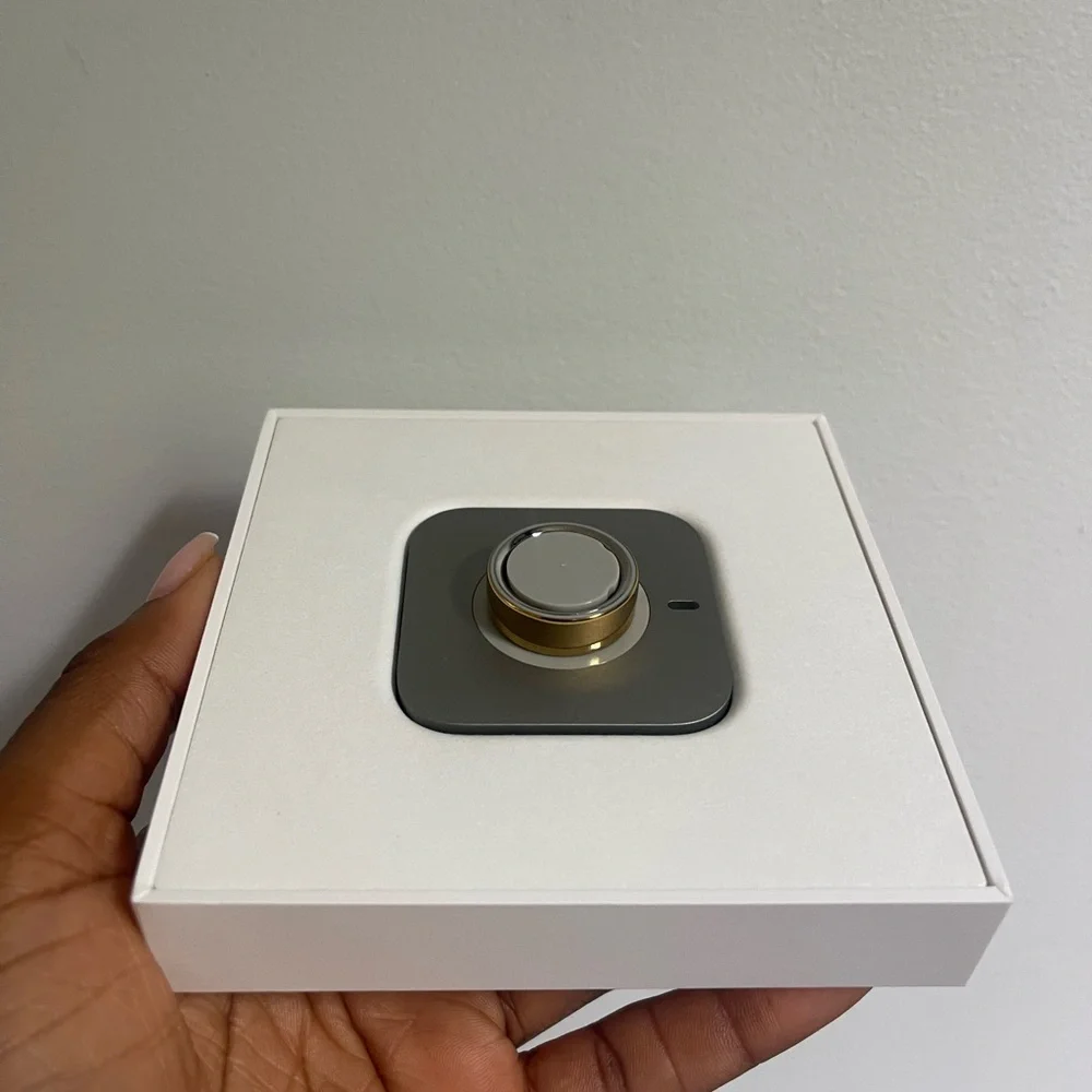 Oura Ring 4 Gold Finish - Packaging Shown
